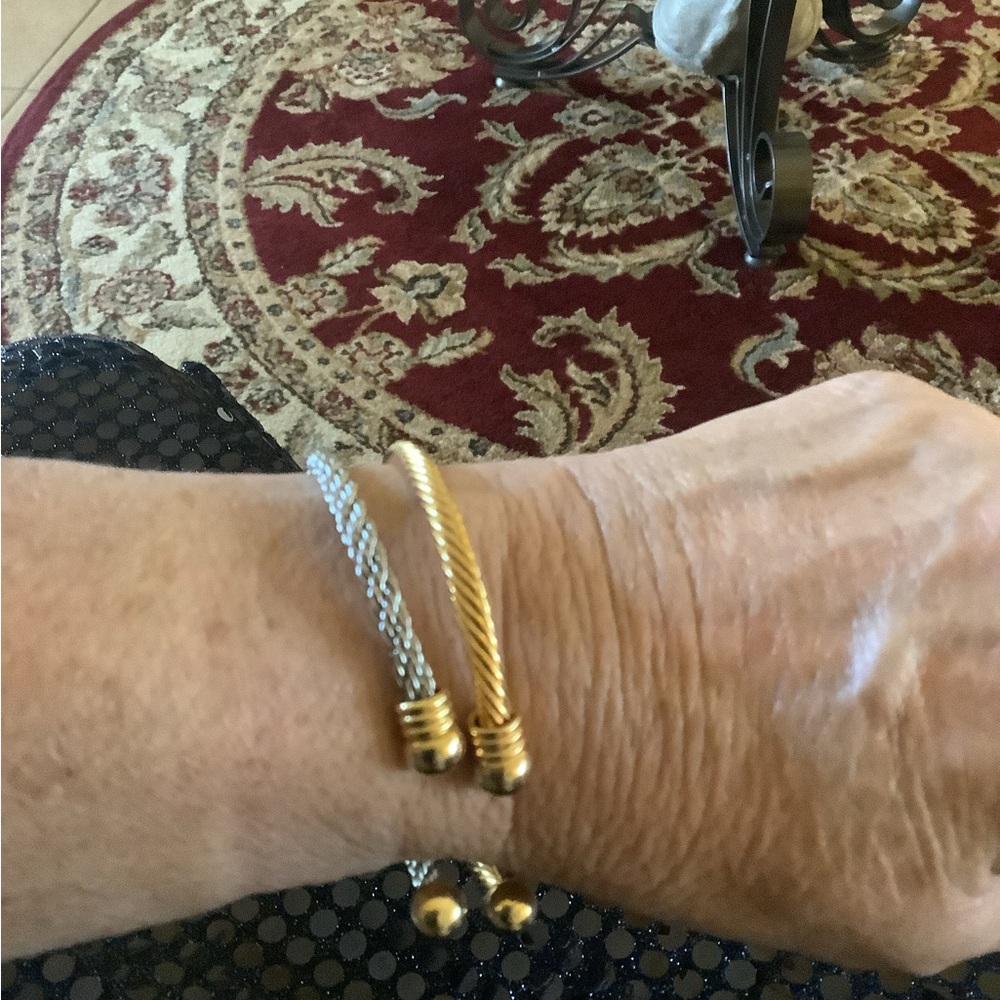 Set of 2 Magnetic  bracelets for pain management they have copper built in.